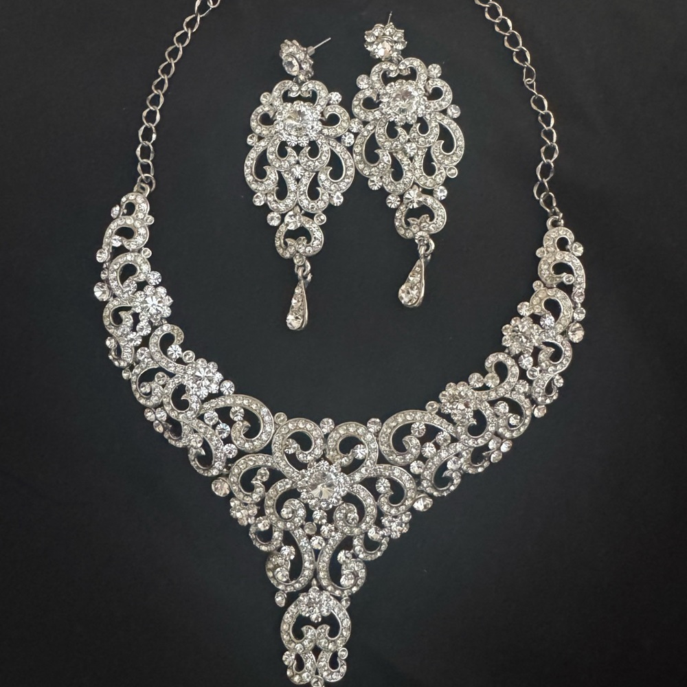 Silver Scrollwork Necklace with Vintage Elegance